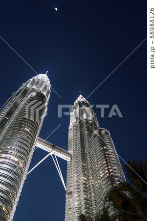 マレーシア クアラルンプール  ペトロナスツインタワー 夜景 / Kuala Lumpur 88988126