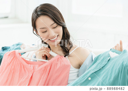 洋服選びをする若い女性 88988482