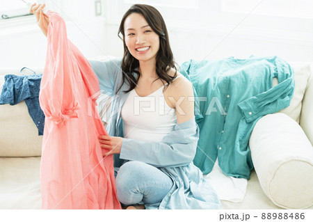 洋服選びをする若い女性 88988486