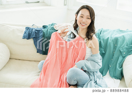 洋服選びをする若い女性 88988488