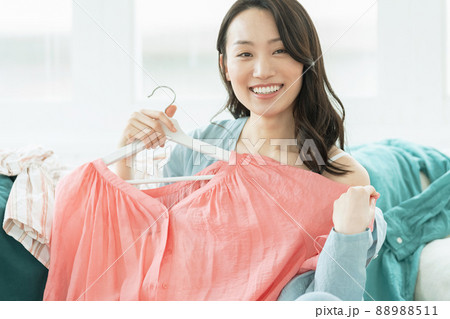 洋服選びをする若い女性 88988511