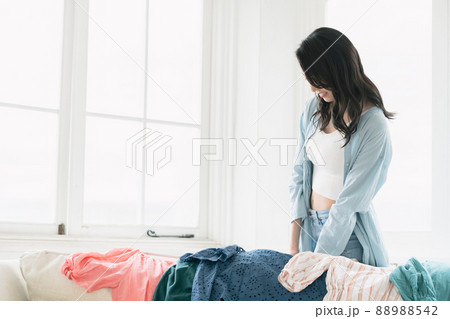洋服選びをする若い女性 88988542