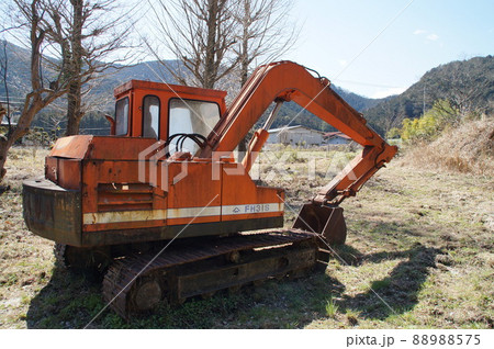 壊れて放置されたショベルカー 88988575