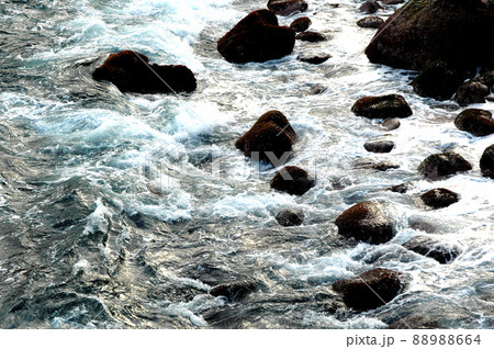 城ケ崎海岸、ゴロタ浜に打ちつける波 城ケ崎海岸、ゴロタ浜に打ちつける波 88988664