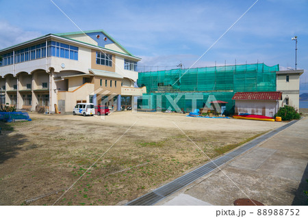 【廃校】笠岡市立飛島小学校と飛島中学校の運動場と校舎1　岡山県笠岡市大飛島 88988752