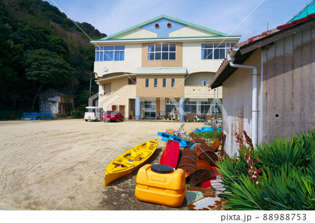 【廃校】笠岡市立飛島小学校と飛島中学校の運動場と校舎2　岡山県笠岡市大飛島 88988753