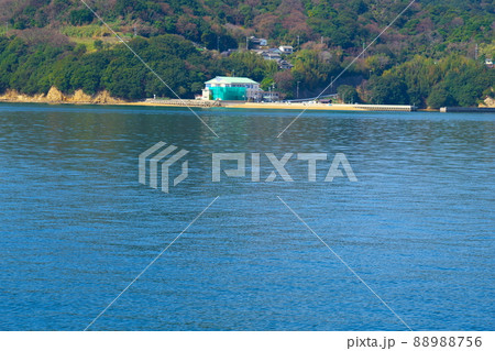【廃校】小飛島から望む笠岡市立飛島小学校と飛島中学校2 岡山県笠岡市 【廃校】小飛島から望む笠岡市立飛島小学校と飛島中学校2 岡山県笠岡市 88988756