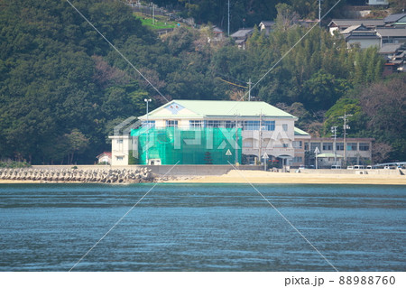 【廃校】小飛島から望む笠岡市立飛島小学校と飛島中学校6 岡山県笠岡市 【廃校】小飛島から望む笠岡市立飛島小学校と飛島中学校6 岡山県笠岡市 88988760