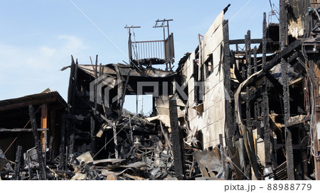 火事が鎮火したあとの建物 88988779