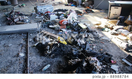 火事が鎮火したあとの建物 88988784