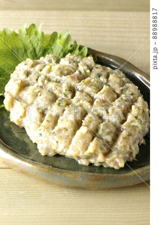 鯵を沢山叩いて作った郷土料理のなめろう 鯵を沢山叩いて作った郷土料理のなめろう 88988817