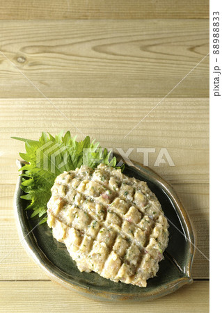 鯵を沢山叩いて作った郷土料理のなめろうを俯瞰で撮影 鯵を沢山叩いて作った郷土料理のなめろうを俯瞰で撮影 88988833