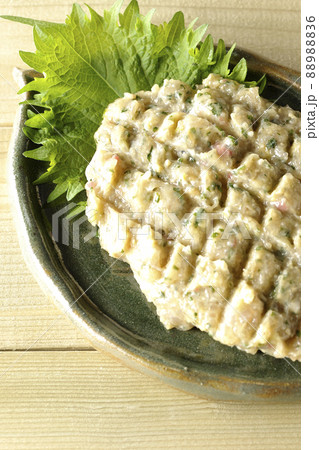 鯵を沢山叩いて作った郷土料理のなめろうを俯瞰で撮影 88988836