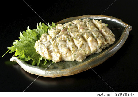 鯵を沢山叩いて作った郷土料理のなめろうを黒背景で撮影 鯵を沢山叩いて作った郷土料理のなめろうを黒背景で撮影 88988847