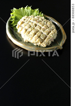 鯵を沢山叩いて作った郷土料理のなめろうを黒背景で撮影 88988853