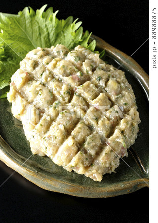 鯵を沢山叩いて作った郷土料理のなめろうを黒背景で俯瞰撮影 88988875