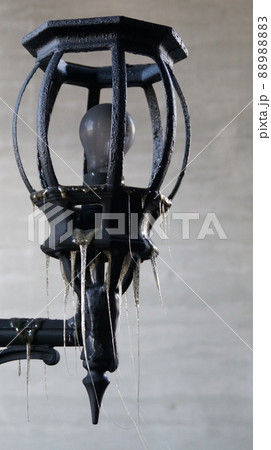 火災でガラスが溶け落ちた照明 88988883