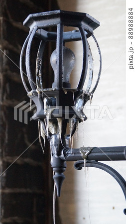 火災でガラスが溶け落ちた照明 88988884