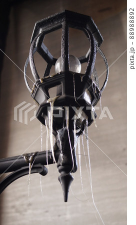 火災でガラスが溶け落ちた照明 火災でガラスが溶け落ちた照明 88988892