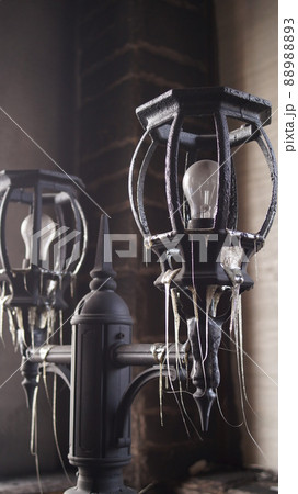 火災でガラスが溶け落ちた照明 88988893