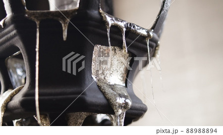 火災でガラスが溶け落ちた照明 火災でガラスが溶け落ちた照明 88988894