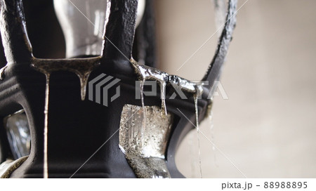 火災でガラスが溶け落ちた照明 88988895