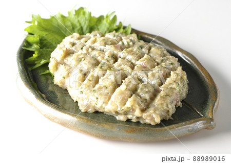 鯵を沢山叩いて作った郷土料理のなめろうを白背景で撮影 88989016