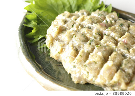 鯵を沢山叩いて作った郷土料理のなめろうを白背景で撮影 鯵を沢山叩いて作った郷土料理のなめろうを白背景で撮影 88989020
