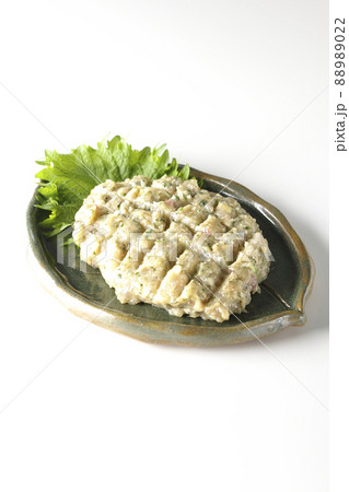 鯵を沢山叩いて作った郷土料理のなめろうを白背景で撮影 88989022