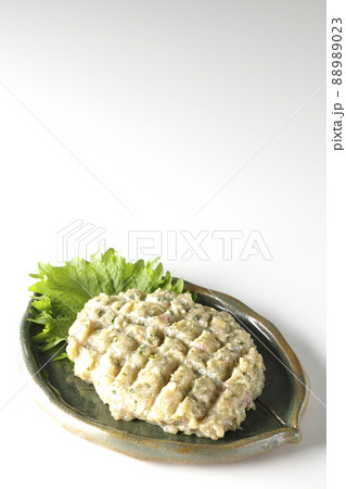 鯵を沢山叩いて作った郷土料理のなめろうを白背景で撮影 88989023