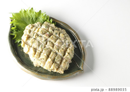 鯵を沢山叩いて作った郷土料理のなめろうを白背景で俯瞰撮影 88989035