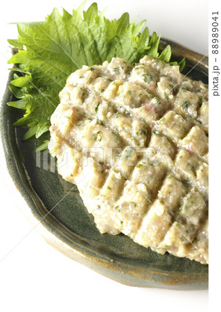 鯵を沢山叩いて作った郷土料理のなめろうを白背景で俯瞰撮影 88989041