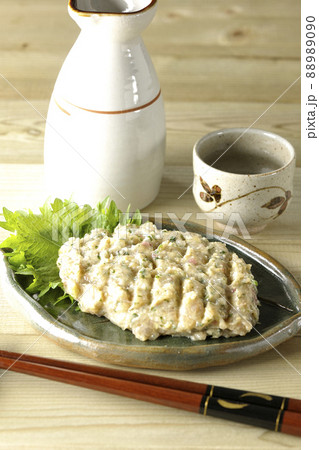 鯵を沢山叩いて作った郷土料理のなめろうと日本酒 鯵を沢山叩いて作った郷土料理のなめろうと日本酒 88989090