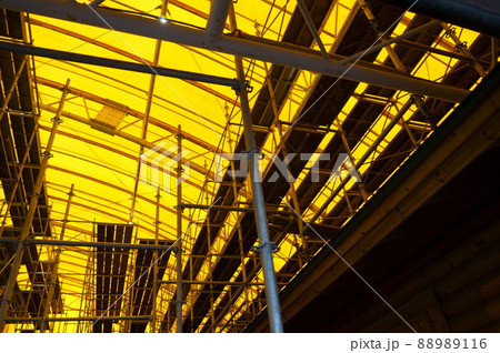 足場を組んでアーケードの補修をする様子 足場を組んでアーケードの補修をする様子 88989116