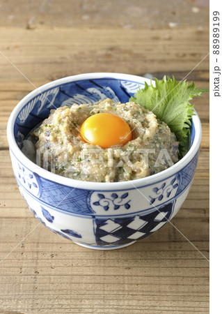 卵の黄身がトッピングされてる鯵のなめろう丼 卵の黄身がトッピングされてる鯵のなめろう丼 88989199