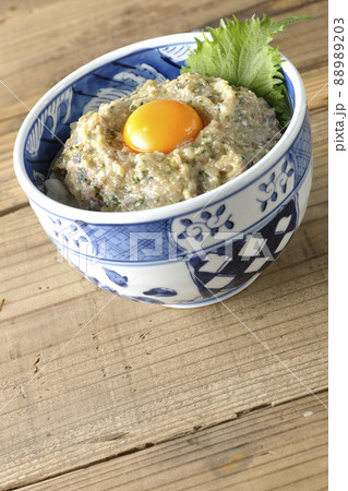 卵の黄身がトッピングされてる鯵のなめろう丼 卵の黄身がトッピングされてる鯵のなめろう丼 88989203
