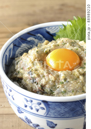 卵の黄身がトッピングされてる鯵のなめろう丼 卵の黄身がトッピングされてる鯵のなめろう丼 88989210