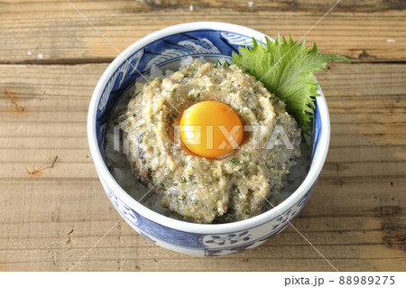 卵の黄身がトッピングされてる鯵のなめろう丼を俯瞰で撮影 88989275