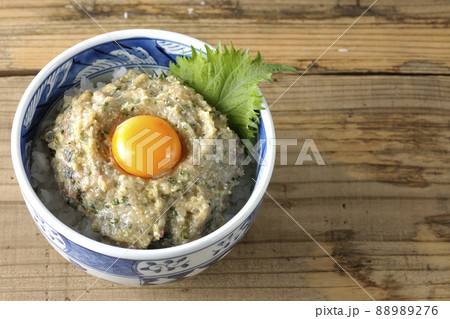 卵の黄身がトッピングされてる鯵のなめろう丼を俯瞰で撮影 卵の黄身がトッピングされてる鯵のなめろう丼を俯瞰で撮影 88989276