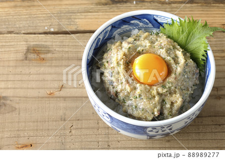 卵の黄身がトッピングされてる鯵のなめろう丼を俯瞰で撮影 卵の黄身がトッピングされてる鯵のなめろう丼を俯瞰で撮影 88989277