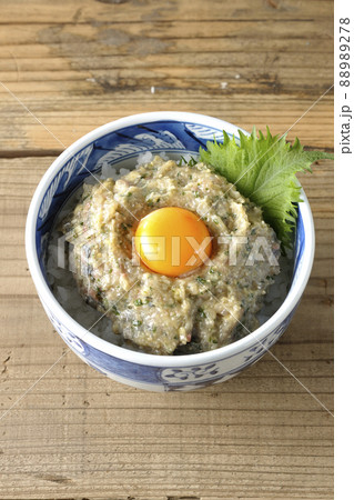 卵の黄身がトッピングされてる鯵のなめろう丼を俯瞰で撮影 卵の黄身がトッピングされてる鯵のなめろう丼を俯瞰で撮影 88989278