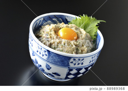 卵の黄身がトッピングされてる鯵のなめろう丼を黒背景で撮影 卵の黄身がトッピングされてる鯵のなめろう丼を黒背景で撮影 88989368