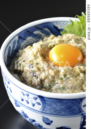 卵の黄身がトッピングされてる鯵のなめろう丼を黒背景で撮影 卵の黄身がトッピングされてる鯵のなめろう丼を黒背景で撮影 88989384