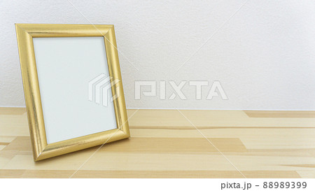 木の棚の上に置かれた写真立て_09 木の棚の上に置かれた写真立て_09 88989399