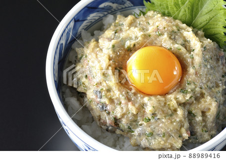 卵の黄身がトッピングされてる鯵のなめろう丼を黒背景で俯瞰撮影 卵の黄身がトッピングされてる鯵のなめろう丼を黒背景で俯瞰撮影 88989416