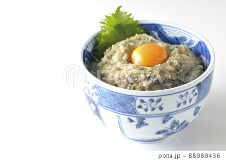 卵の黄身がトッピングされてる鯵のなめろう丼を白背景で撮影 88989436