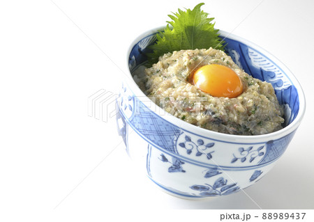 卵の黄身がトッピングされてる鯵のなめろう丼を白背景で撮影 88989437