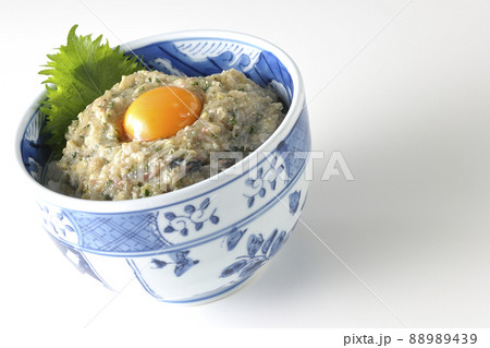 卵の黄身がトッピングされてる鯵のなめろう丼を白背景で撮影 88989439