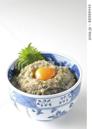 卵の黄身がトッピングされてる鯵のなめろう丼を白背景で撮影 88989444