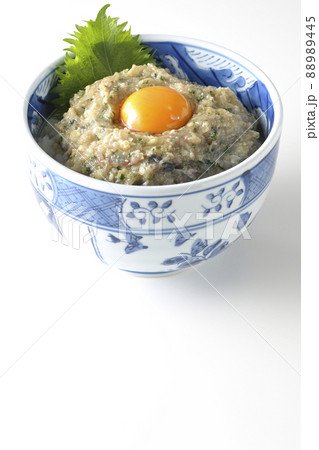 卵の黄身がトッピングされてる鯵のなめろう丼を白背景で撮影 88989445